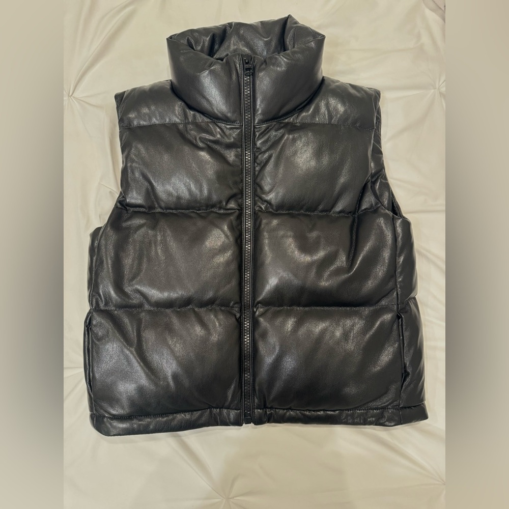 Aritizia Vista Puffer Vest in a Women’s size XS